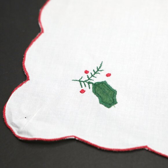 Vintage Christmas Scalloped Square White Napkins Embroidered Holly Holiday  x 6 - Picture 4 of 11